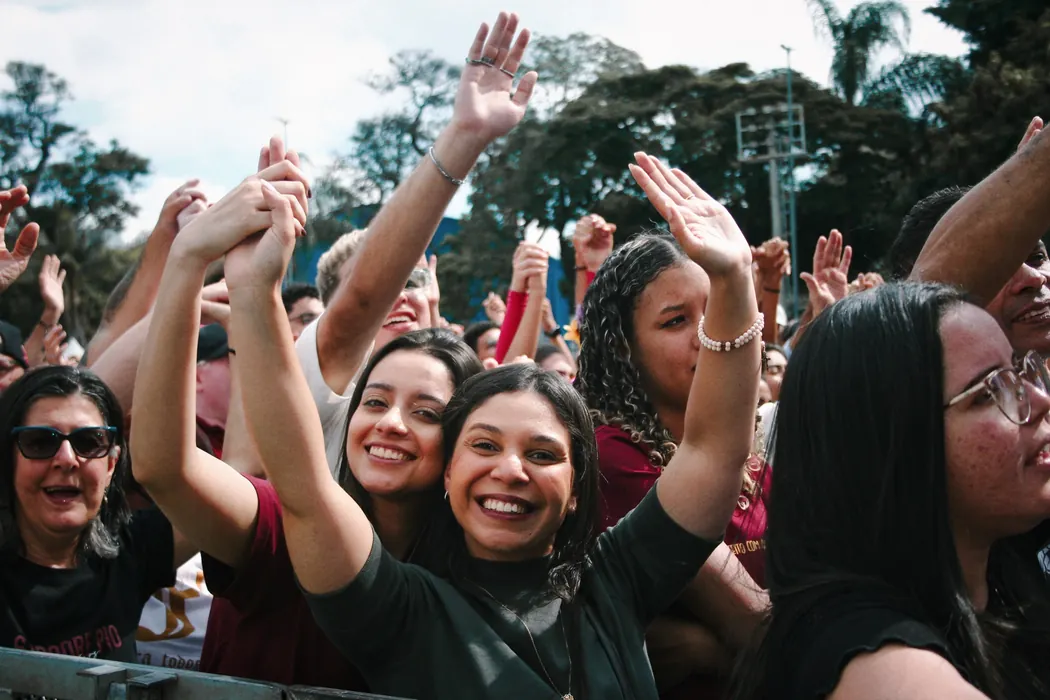 Amigos celebrando no DNJ Fest