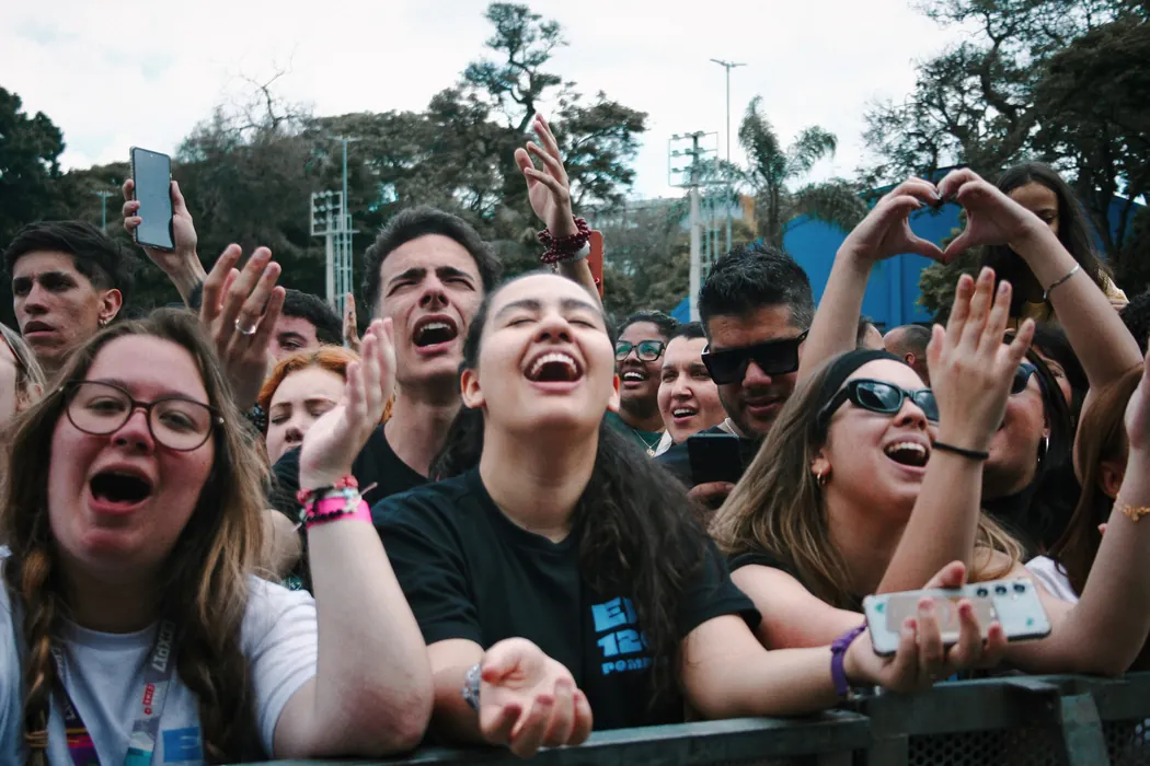 Jovens cantando no DNJ Fest